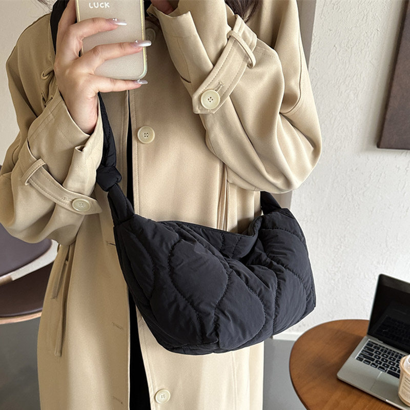 麦瑞雅简约复古法棍斜挎饺子包