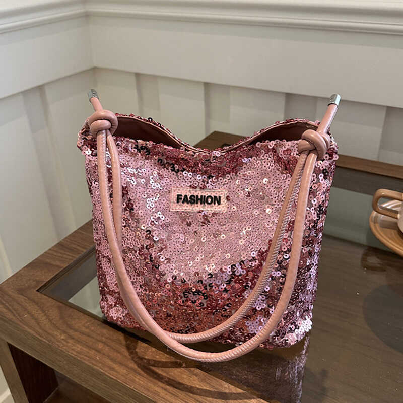 麦瑞雅质感亮片通勤腋下水桶包