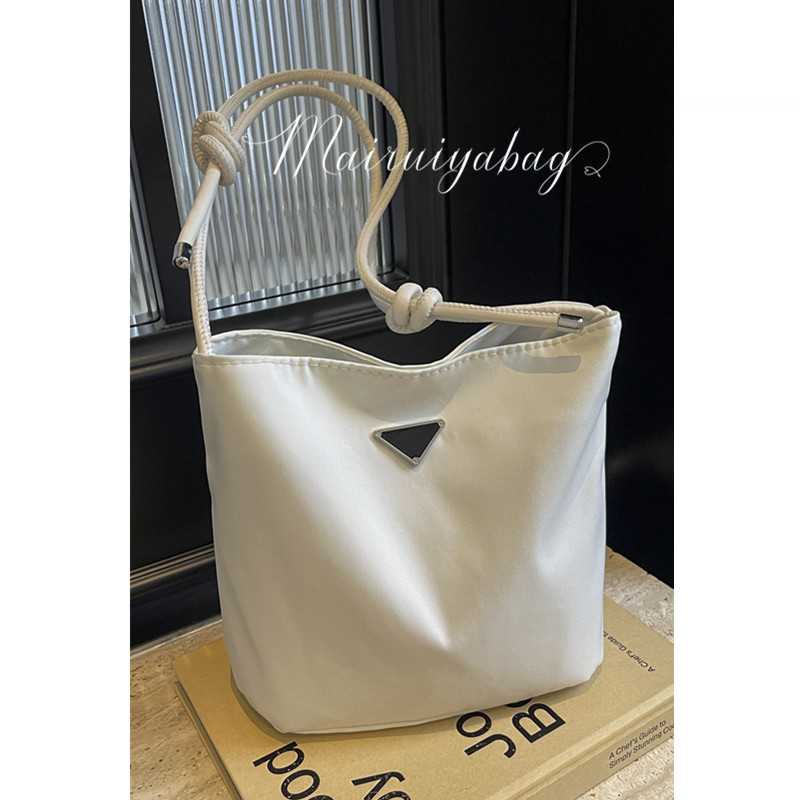 麦瑞雅今年流行爆款尼龙布水桶包