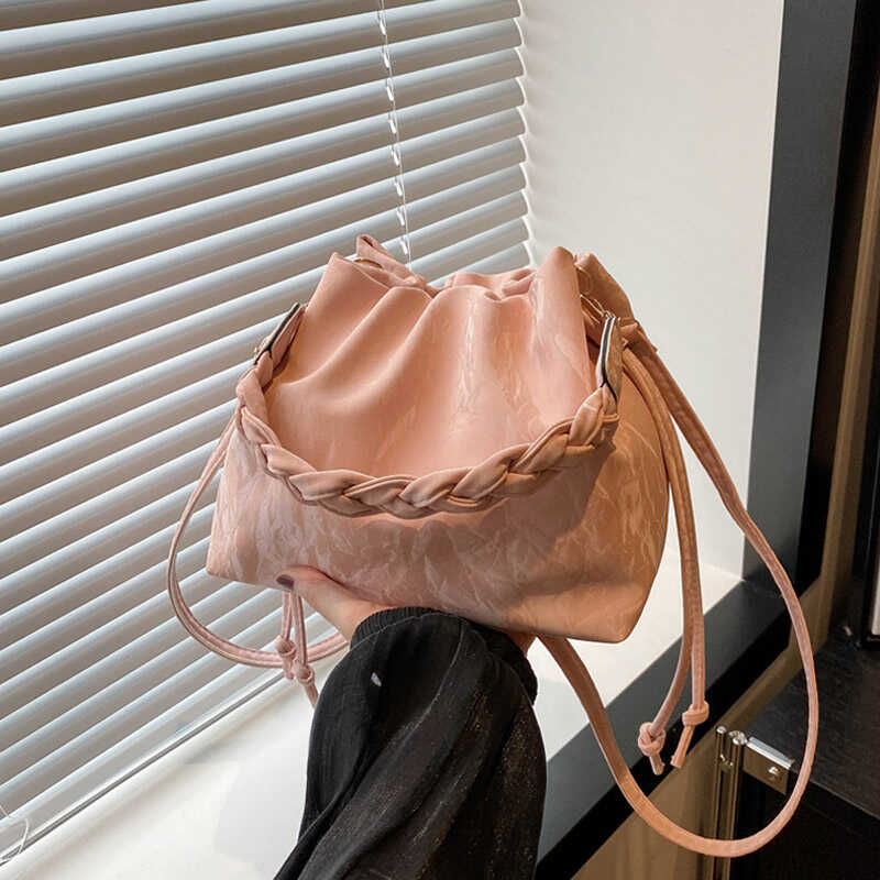 麦瑞雅今年超火小众手拎水桶包