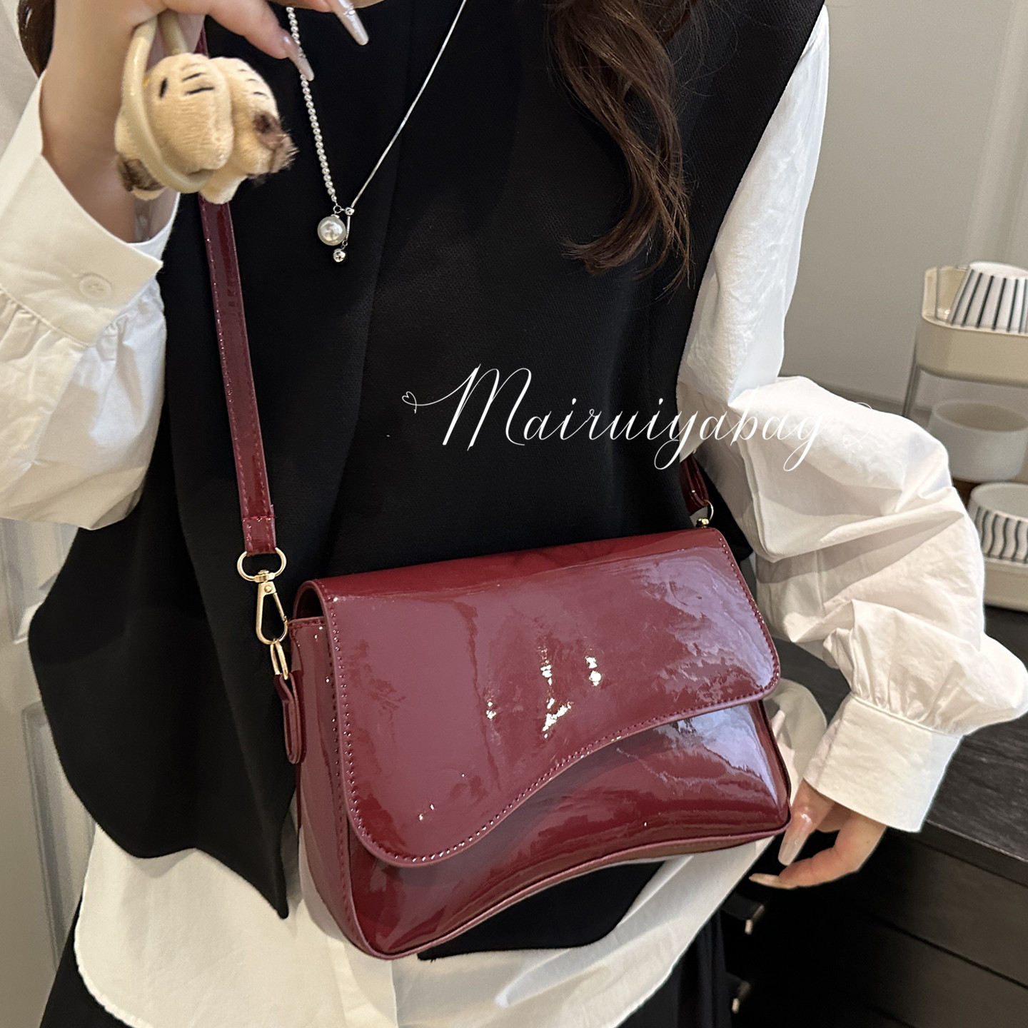 高级质感小众设计红色漆皮小方包