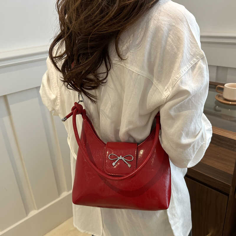 麦瑞雅红色蝴蝶结单肩斜挎水桶包