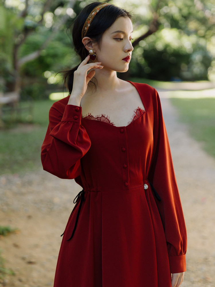 红色连衣裙复古赫本风显瘦法式方领收腰小红裙气质女2020秋季新款