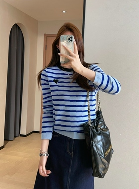 WTHEONE松弛感柔软细腻爱心刺绣蔚蓝色条纹针织衫女2026春秋新款