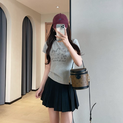 小马刺绣正肩短款活力减龄短袖T