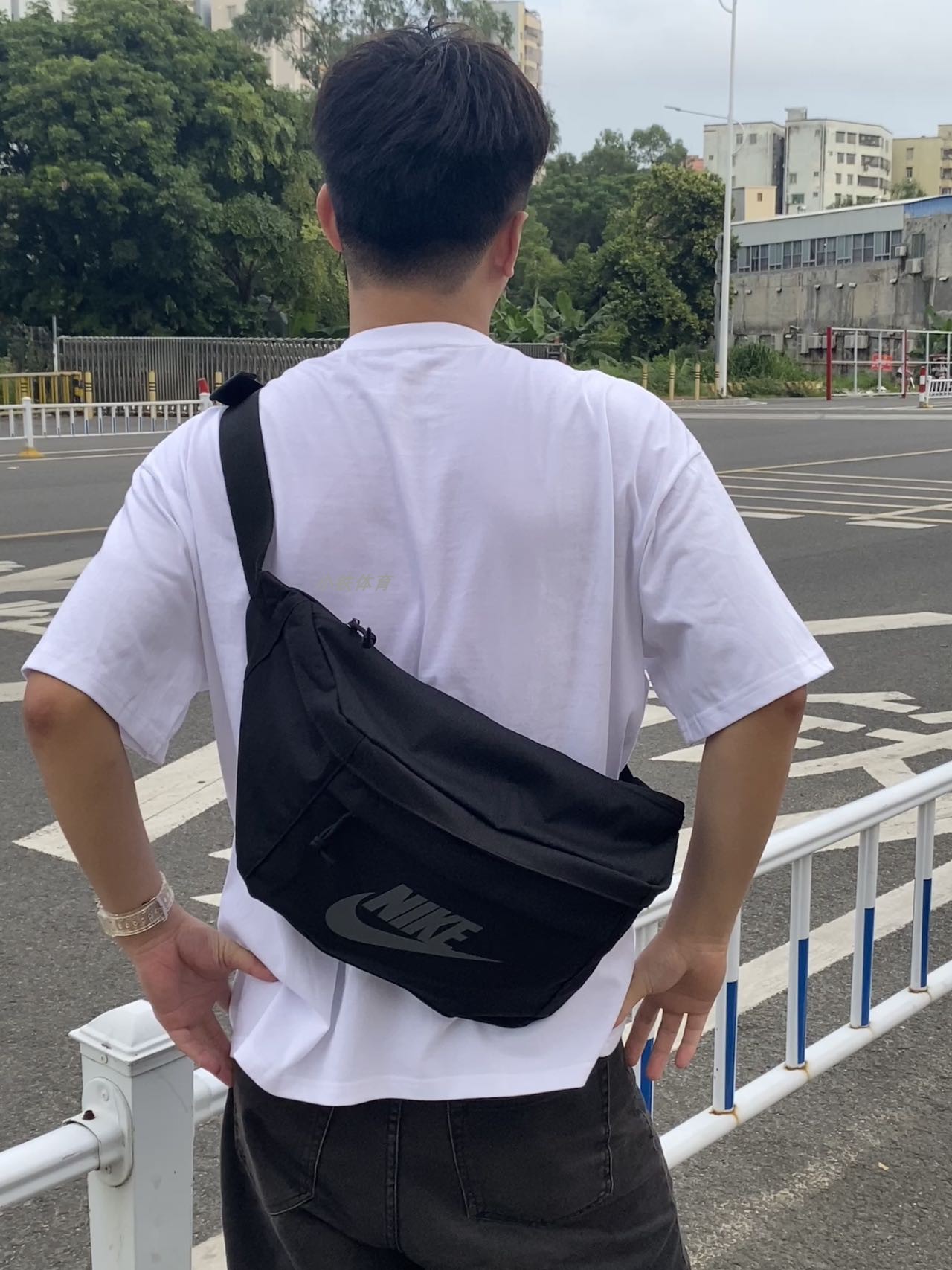 大容量斜挎包胸包耐克NIKE