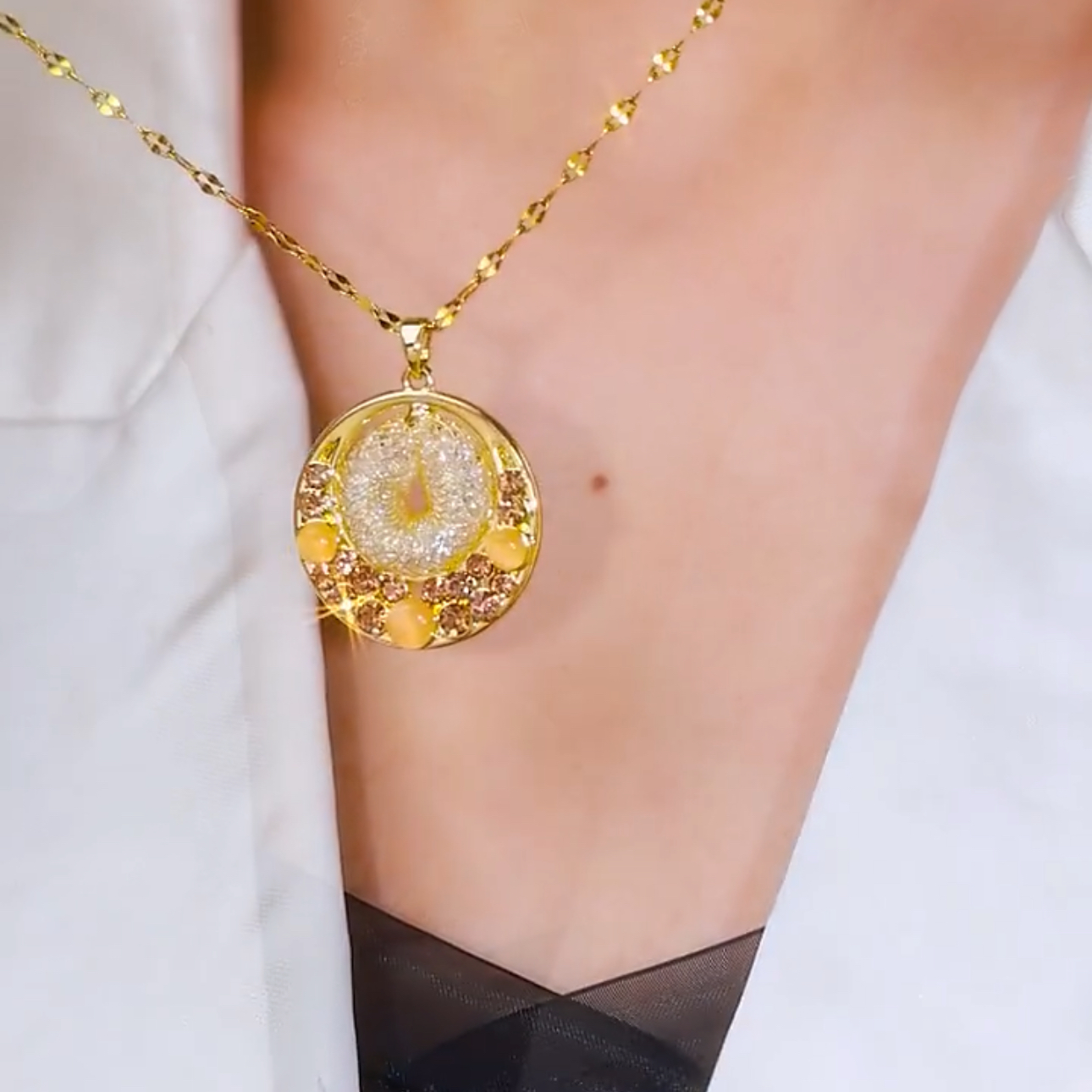 法式复古圆牌吊坠网纱钛钢项链小众设计感时尚气质颈链百搭锁骨链