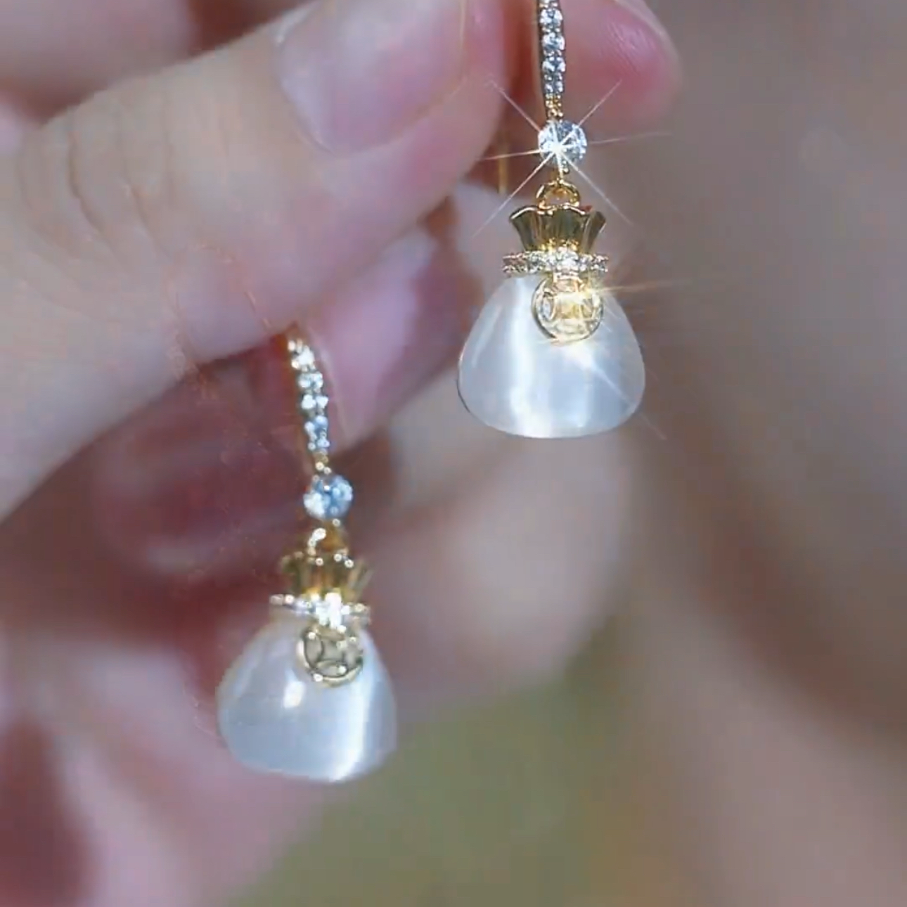 网红爆款猫眼石钱袋耳环2025年新款小众时尚气质百搭显瘦耳饰