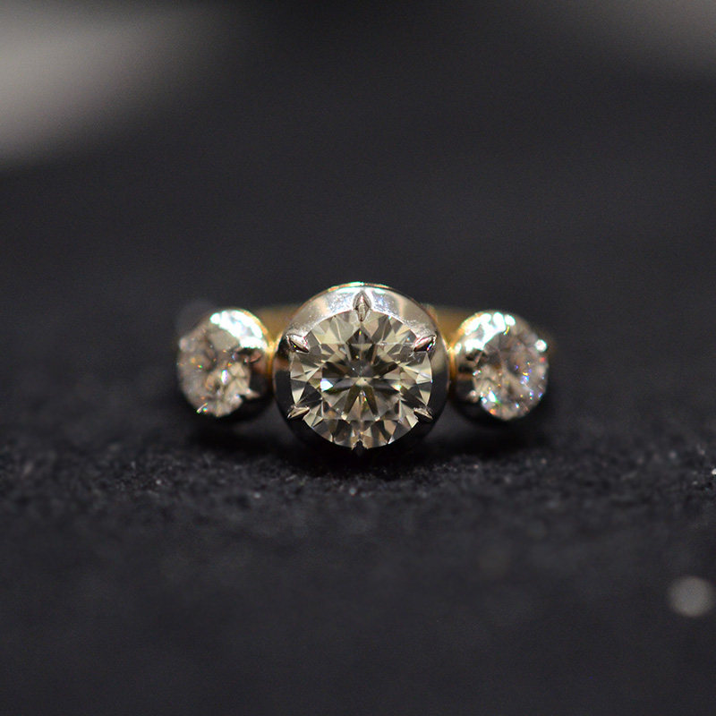 金色三石戒指女时尚轻奢培育钻石戒指经典款18k金镶嵌