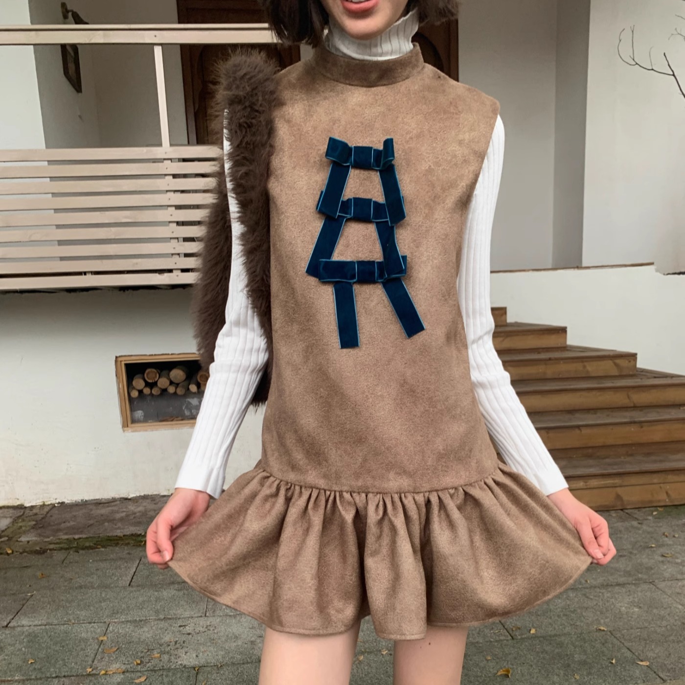 复古时髦感麂皮绒短裙摆背心裙