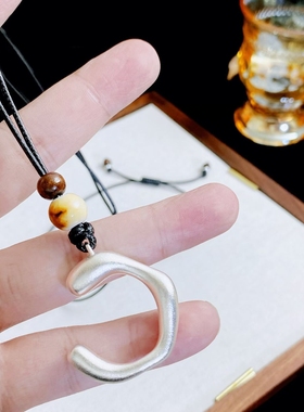 艾莉森 小众时髦不规则C形吊坠黑皮绳长款项链 百搭休闲风毛衣链