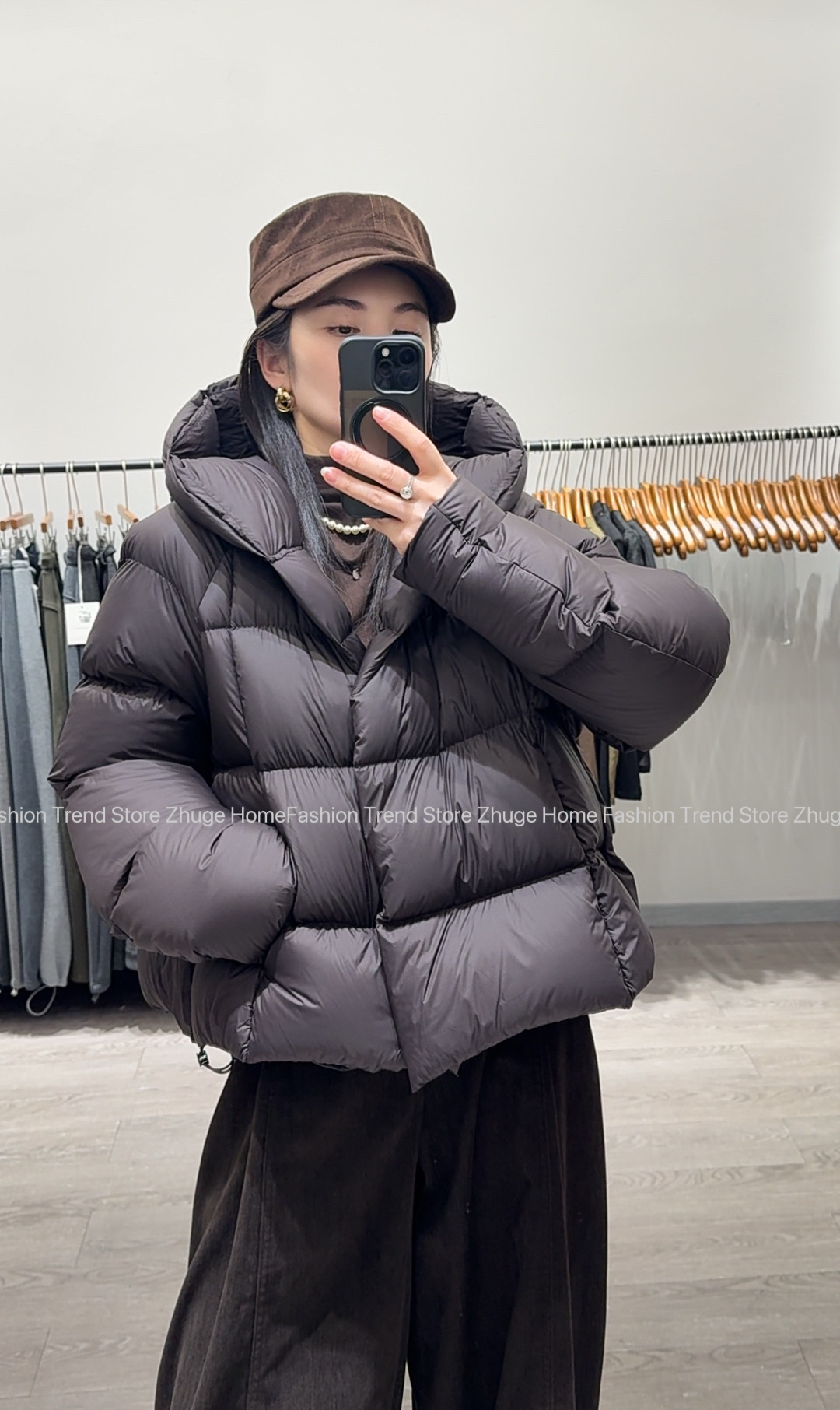 深圳一品2025冬季新款90白鹅绒时尚简约连帽宽松显瘦短款羽绒服女