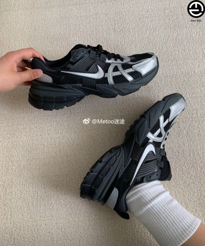 耐克球鞋定制 Nike V2K Run 莓刻科技银黑废土风复古黑银跑步鞋