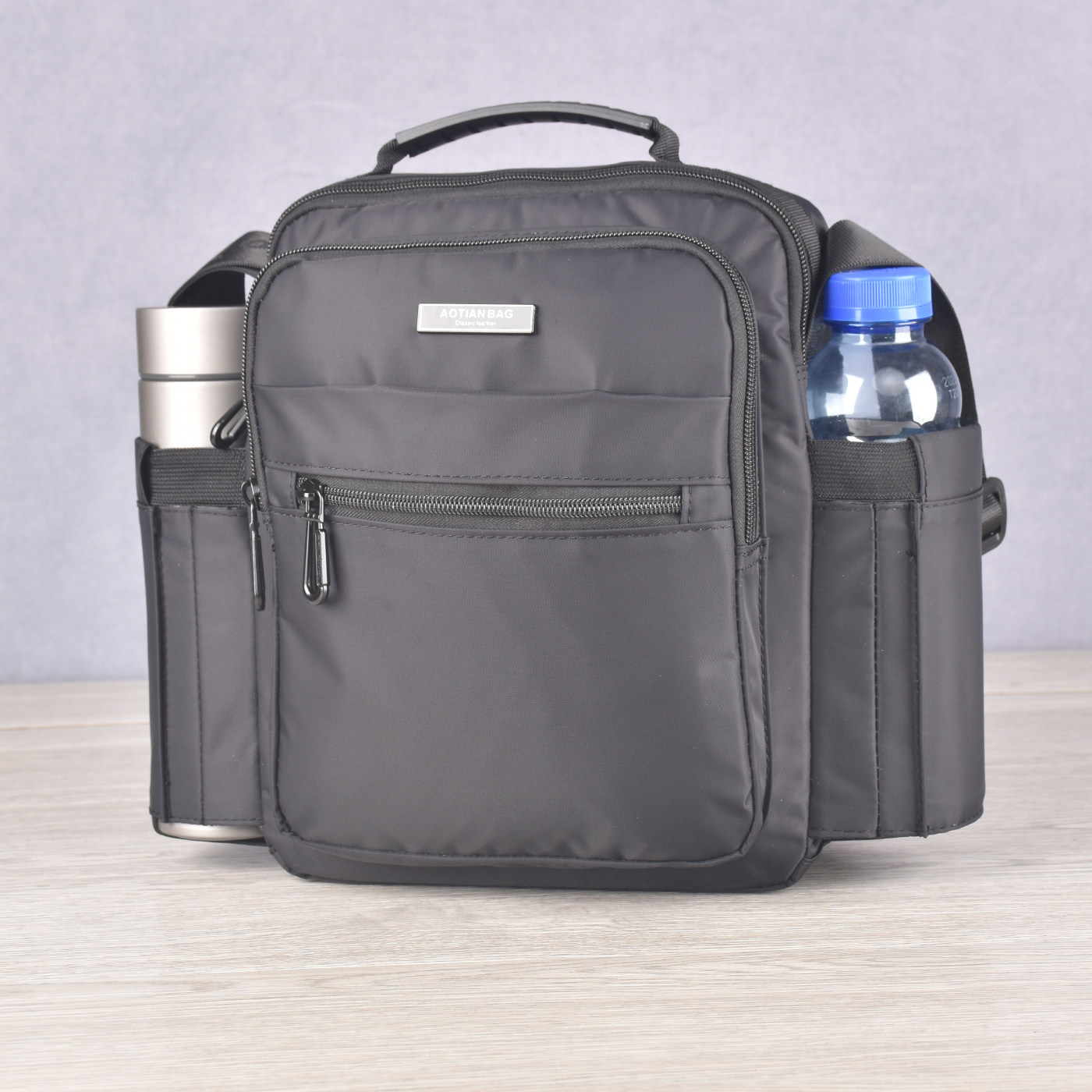 竖款方形男士单肩包大容量休闲斜挎包户外通勤多口袋背包可放水杯