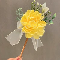 Желто-цветущая розовая ручка