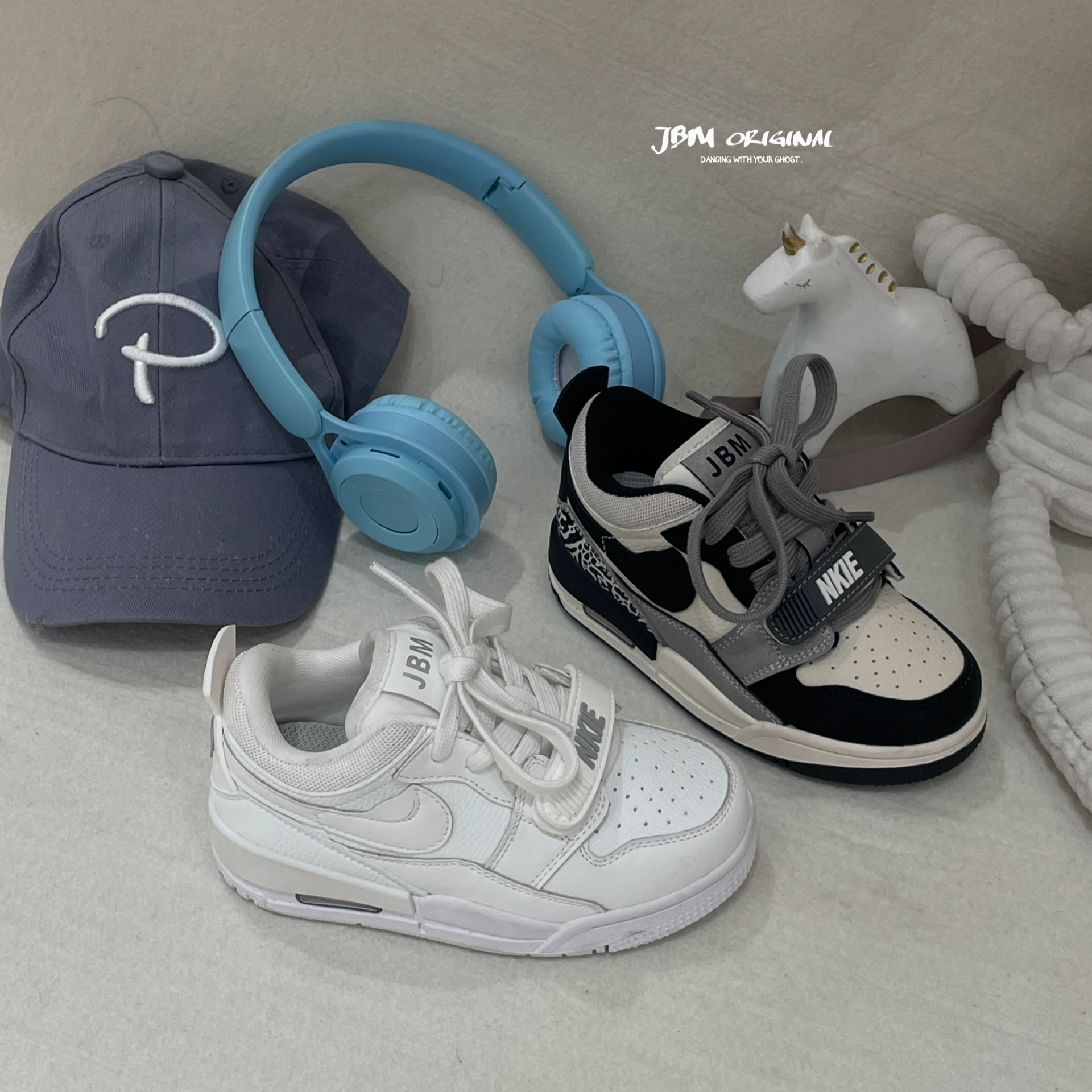 JBM 中大童新款春季魔术贴休闲透气黑白真皮中帮勾勾板鞋休闲鞋