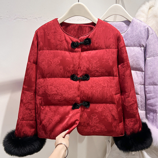2025新款气质显瘦圆领镶钻盘扣印花袖子毛毛加厚短款羽绒服女