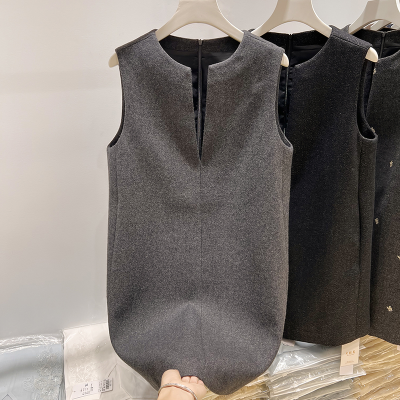 2025新款法式气质显瘦圆领开叉纯色中长款毛呢无袖连衣裙女秋