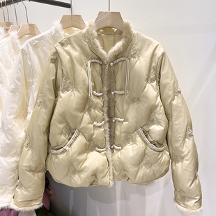 2025新款国风复古立领毛毛拼接盘扣刺绣保暖短款白鸭绒羽绒服女冬