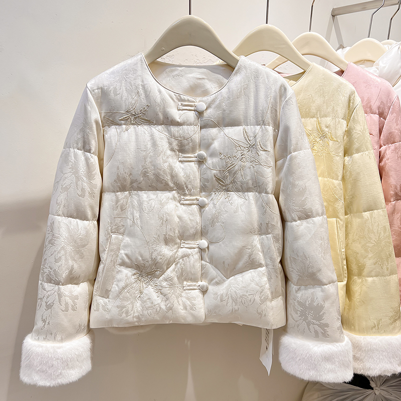 2025新款国风圆领单排扣刺绣袖子毛毛拼接加厚短款羽绒服女冬季