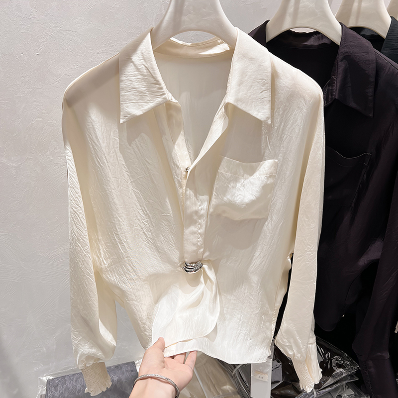 2025新款韩国气质显瘦翻领口袋纯色下摆松紧浮雕长袖衬衣女秋季