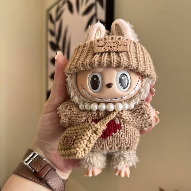 卡其针织Labubu戴小熊标帽背同色