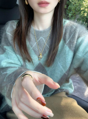 慵懒绿色菱格圆领毛衣女秋冬加厚高级感超好看软糯内搭针织衫上衣