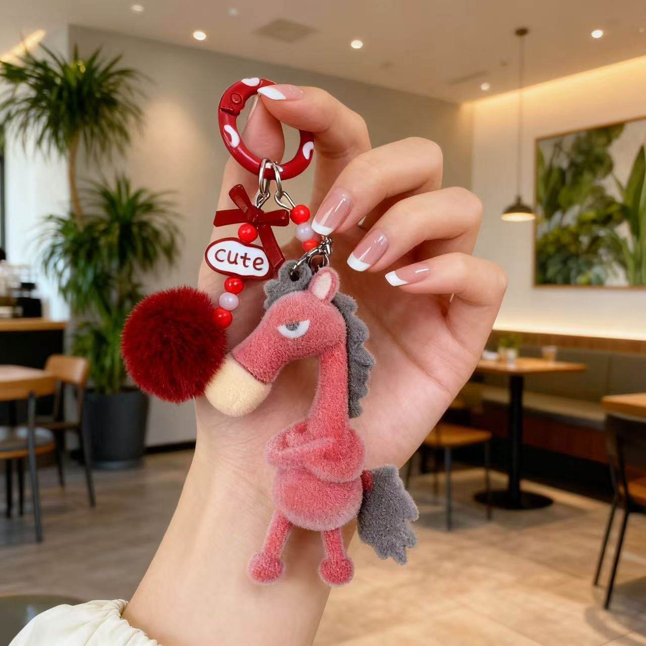 小红书同款2026马年吉祥物天选高冷黑马手机挂饰挂件送礼植绒摆件