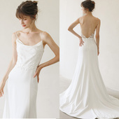 户外草坪旅拍轻婚纱 缎面简约吊带露背修身 原创设计师款 优雅法式