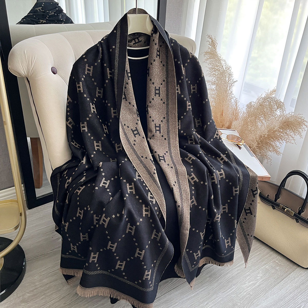 韩版洋气字母H围巾女冬季仿羊绒外搭披肩两用长款保暖围脖学生厚