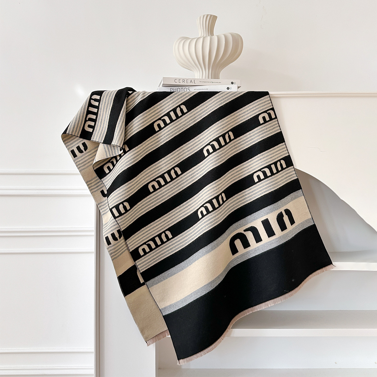 秋冬新款字母条纹大披肩女轻奢高级感百搭仿羊绒围巾加厚保暖围脖