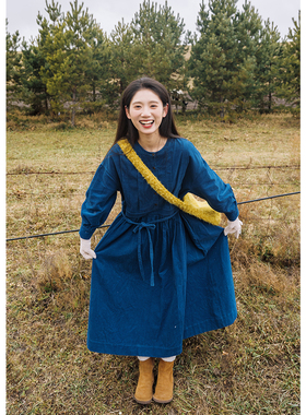 古苔 蓝色灯芯绒连衣裙 冬天当然要选明媚的颜色 可收腰文艺裙子