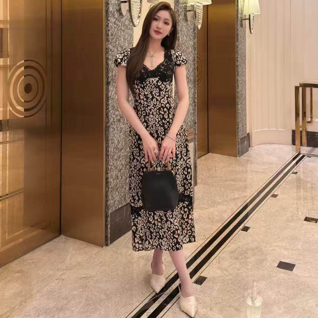 南油高货！法式复古蕾丝拼接真丝碎花连衣裙女2025夏V领性感长裙