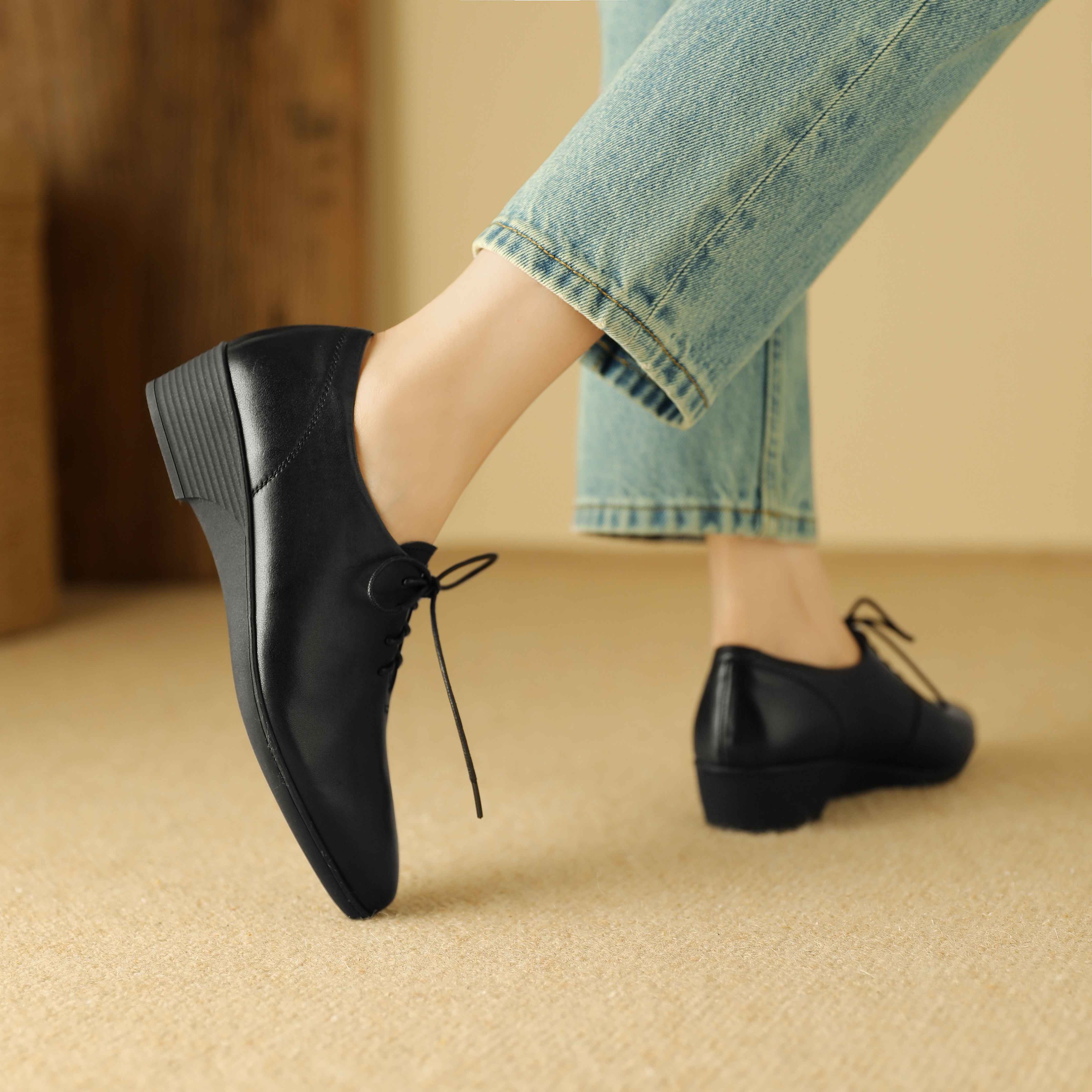 中年妈妈不累脚系带深口真皮单鞋