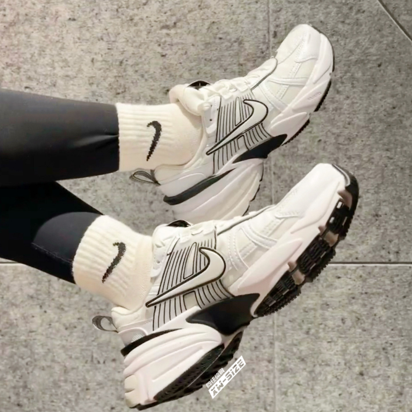 向往体育Nike/耐克V2K Run女子白黑经典低帮休闲老爹鞋HF5342-100
