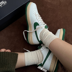 向往体育Nike/耐克Air Force1女子复古白绿AF1空军板鞋DZ4764-133