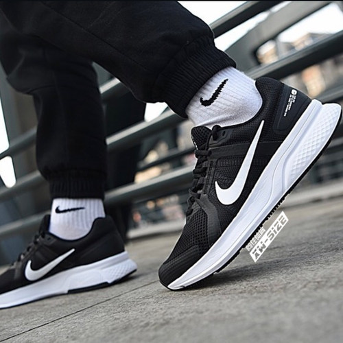 Nike缓震男子系带轻便运动鞋