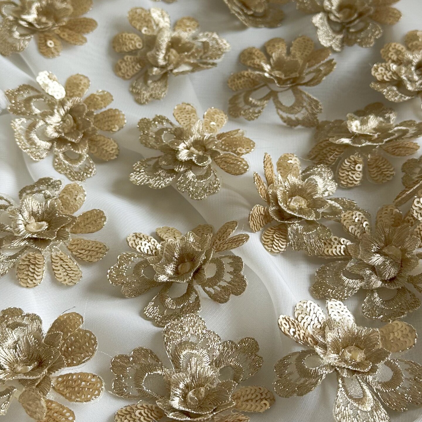 小号立体亮片花朵刺绣布贴辅料图片