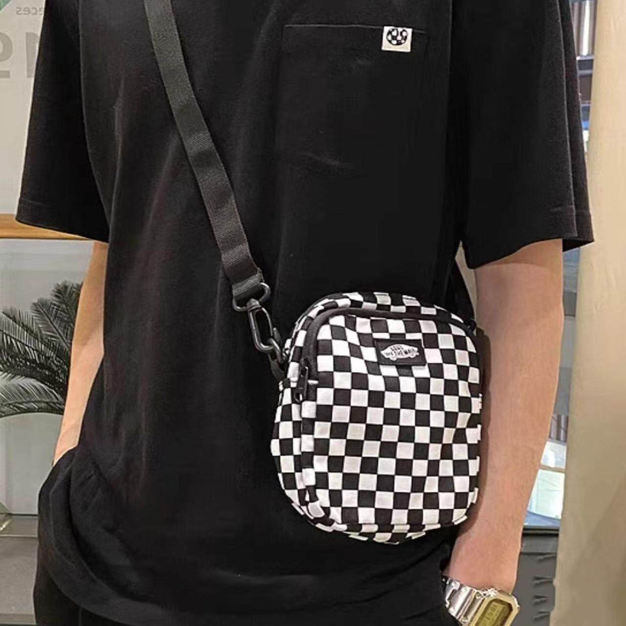 VANS范斯黑白棋盘潮牌斜挎胸包 旅行休闲单肩斜挎包 男女款小方包