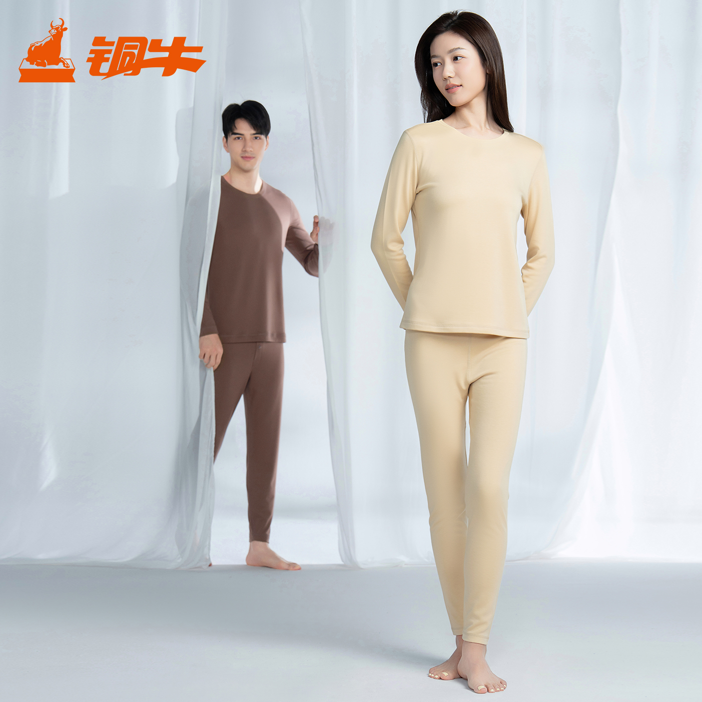 丝滑细腻光泽 垂坠质感 袖口与底摆三针五线