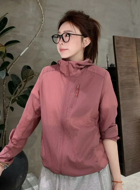 春夏新款户外休闲风超轻薄拉链防晒连帽外套女W6909