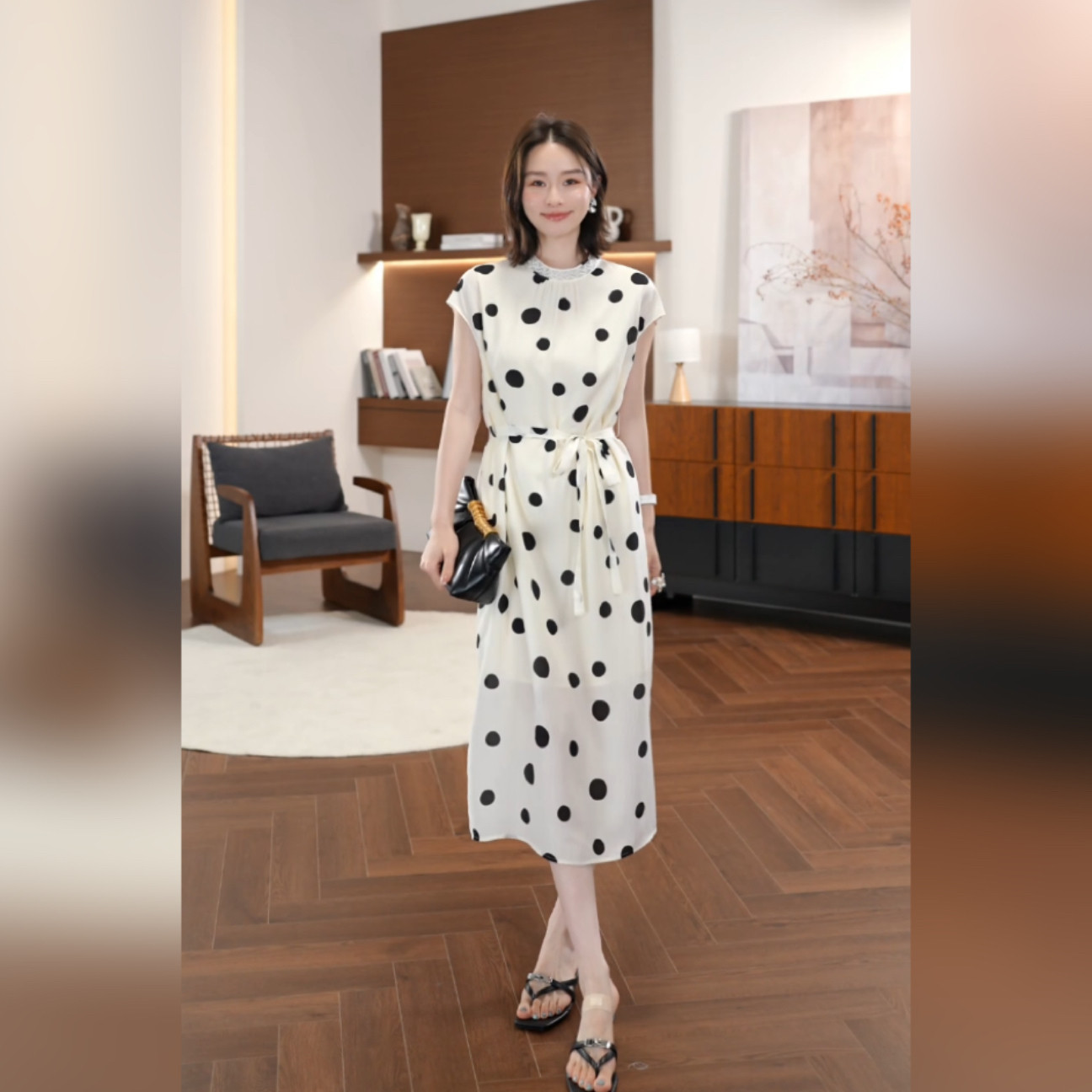 邱莹莹 “赫本波点”100%桑蚕丝莱赛尔珍珠绉系带收腰圆领连衣裙