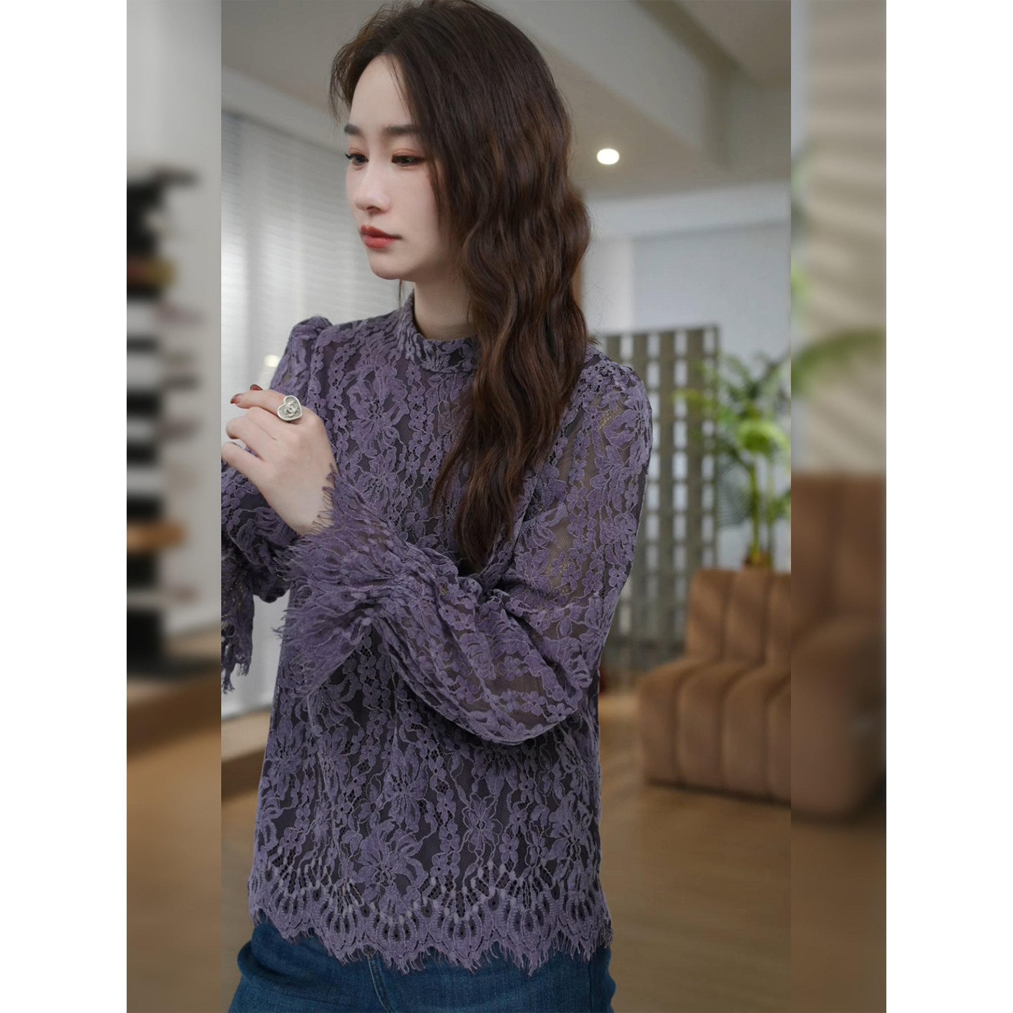 邱莹莹 HELA AOMI “法式浪漫”蕾丝镂空感波浪花边半高领衬衫