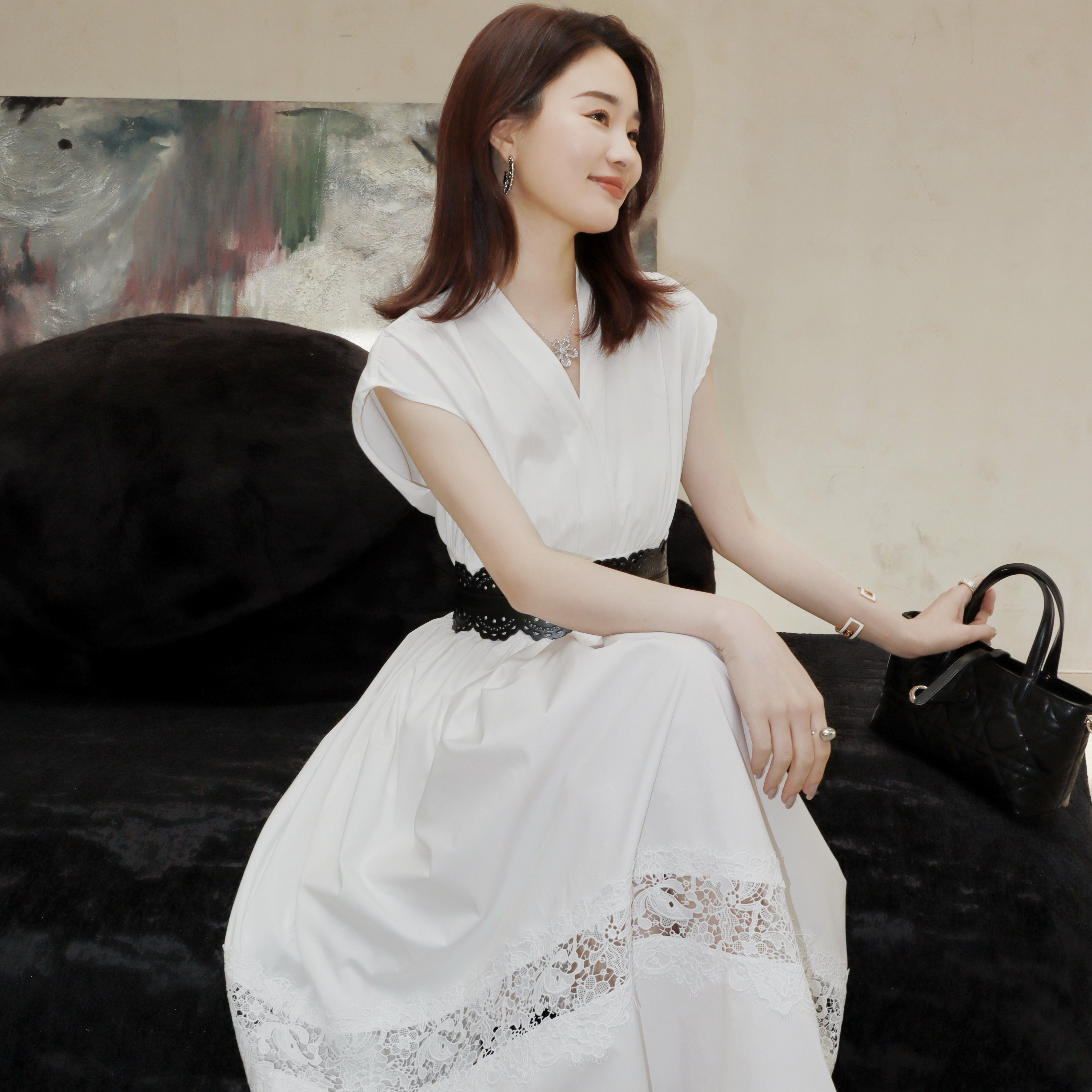 邱莹莹 “月光漫舞”气质蕾丝拼接V领束腰连衣裙