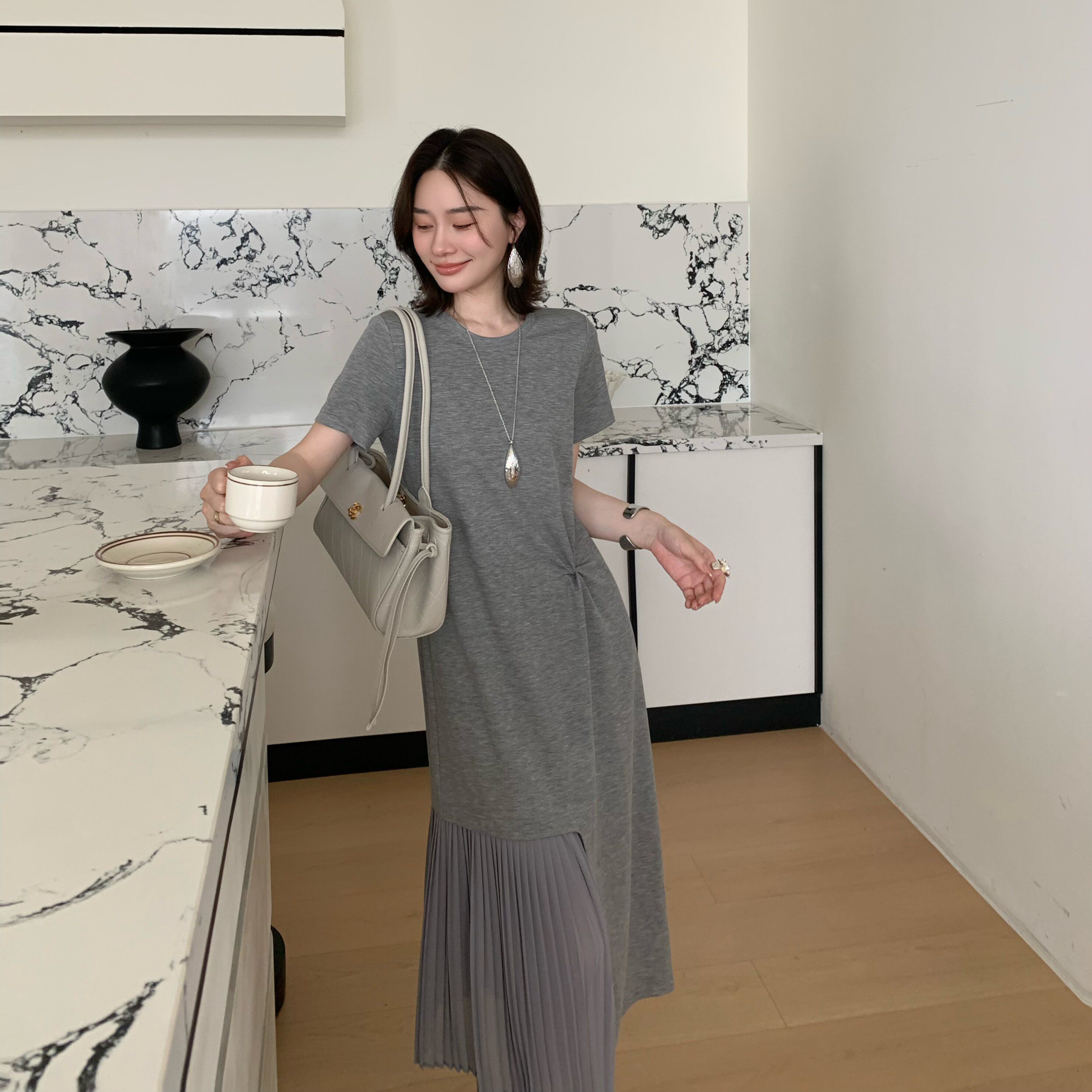 邱莹莹 原创-"简织风琴"手工扭结拼接短袖圆领通勤休闲气质连衣裙