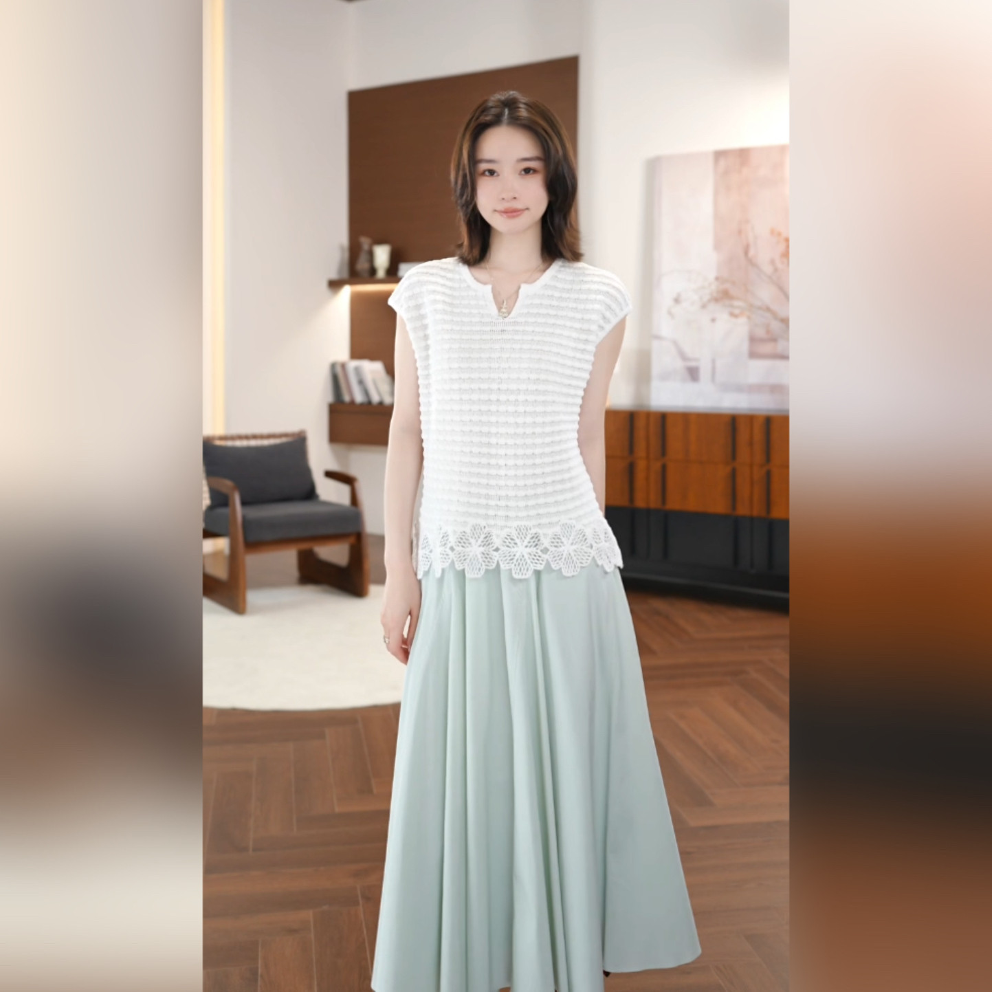 邱莹莹  “立体钩花”和纸纱肌理蕾丝花边拼接下摆透气无袖针织衫
