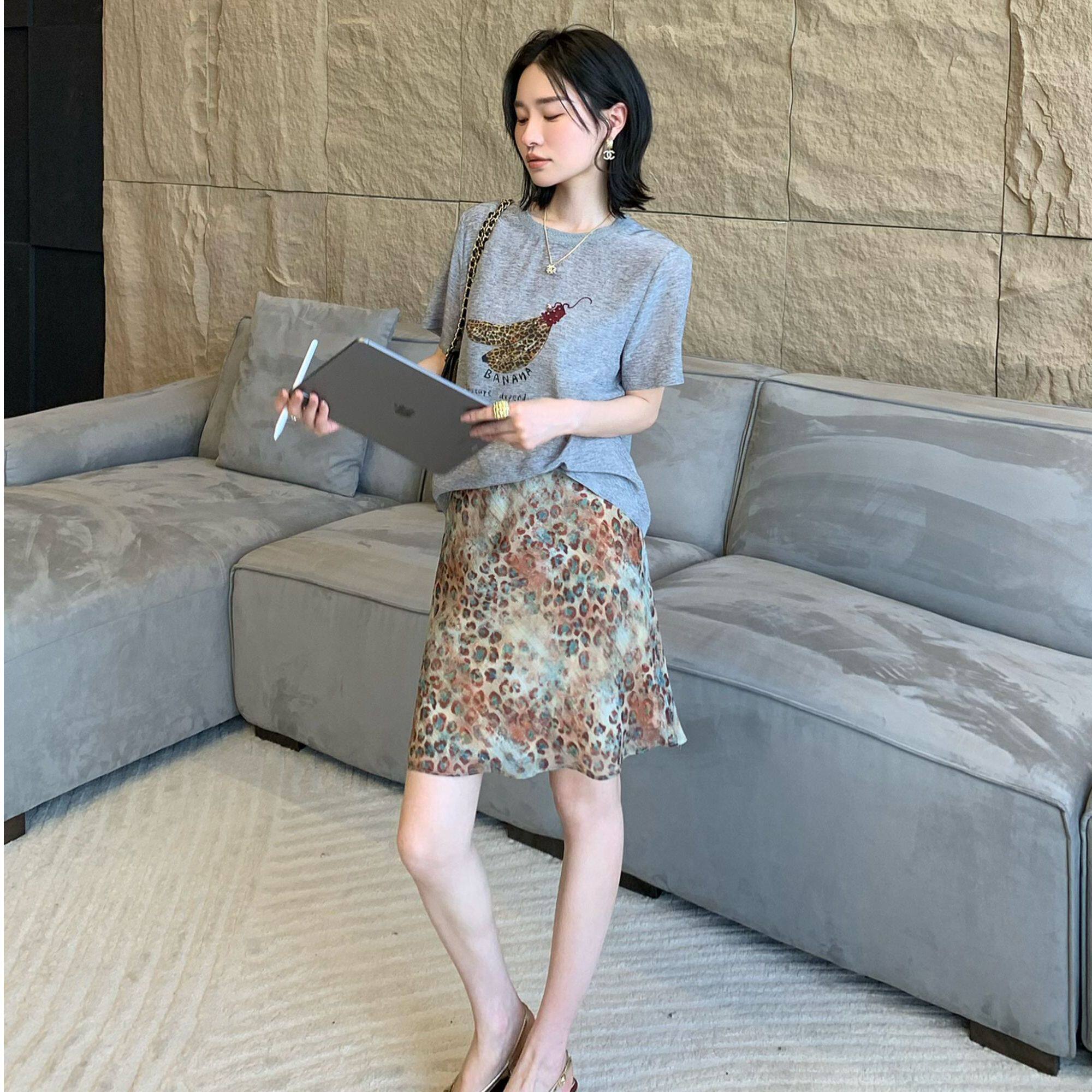 邱莹莹"彩虹豹"设计感晕染复古豹纹印花肌理感2026新款斜裁半身裙