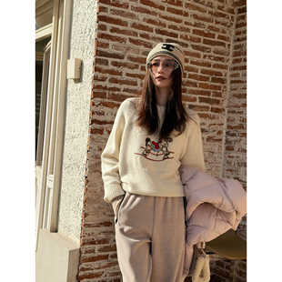 HELA 针织衫 AOMI 木马刺绣圆领长袖 套头上衣 小马驹 邱莹莹