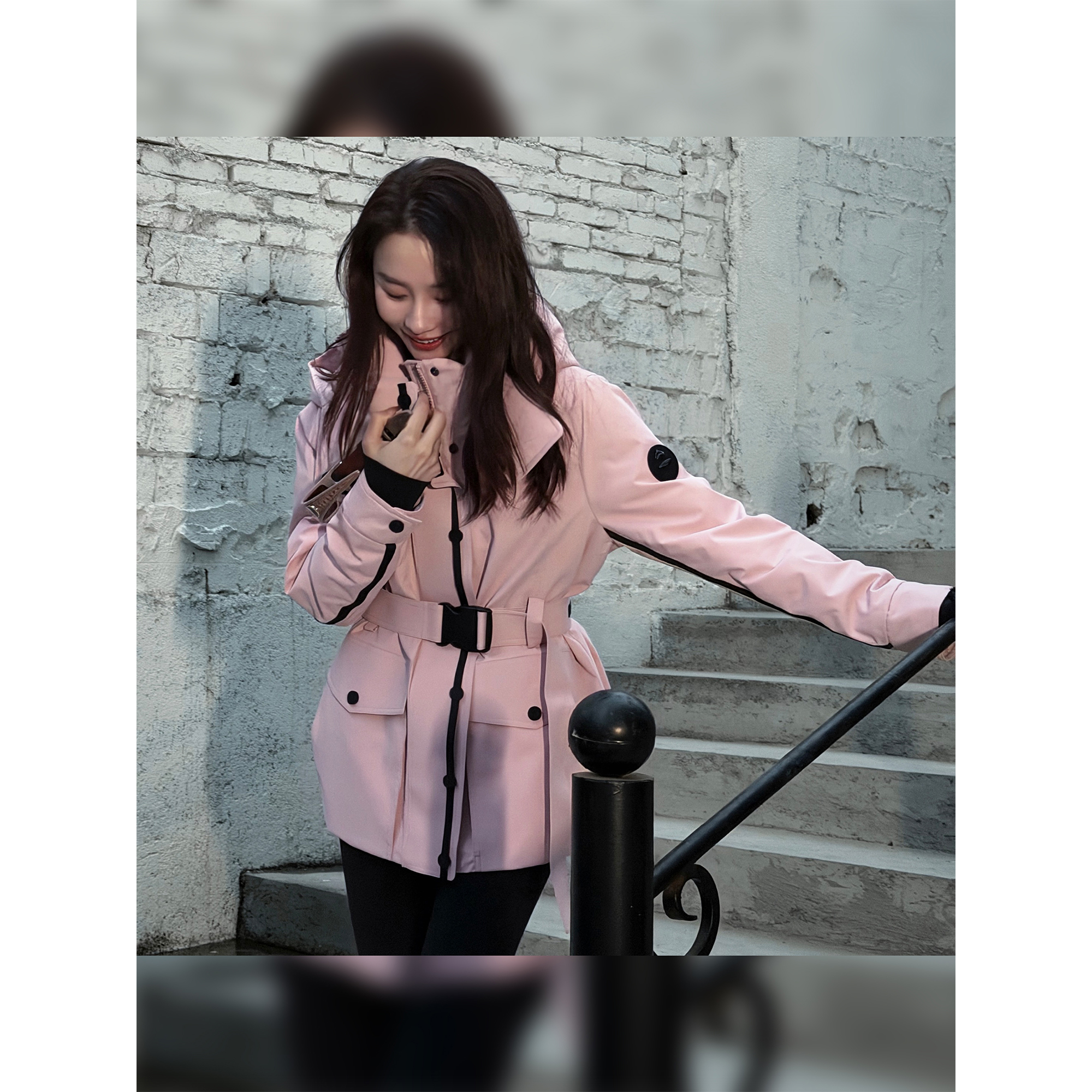 邱莹莹 HELA AOMI “粉冲锋鹅”90白鹅绒收腰工装风羽绒服