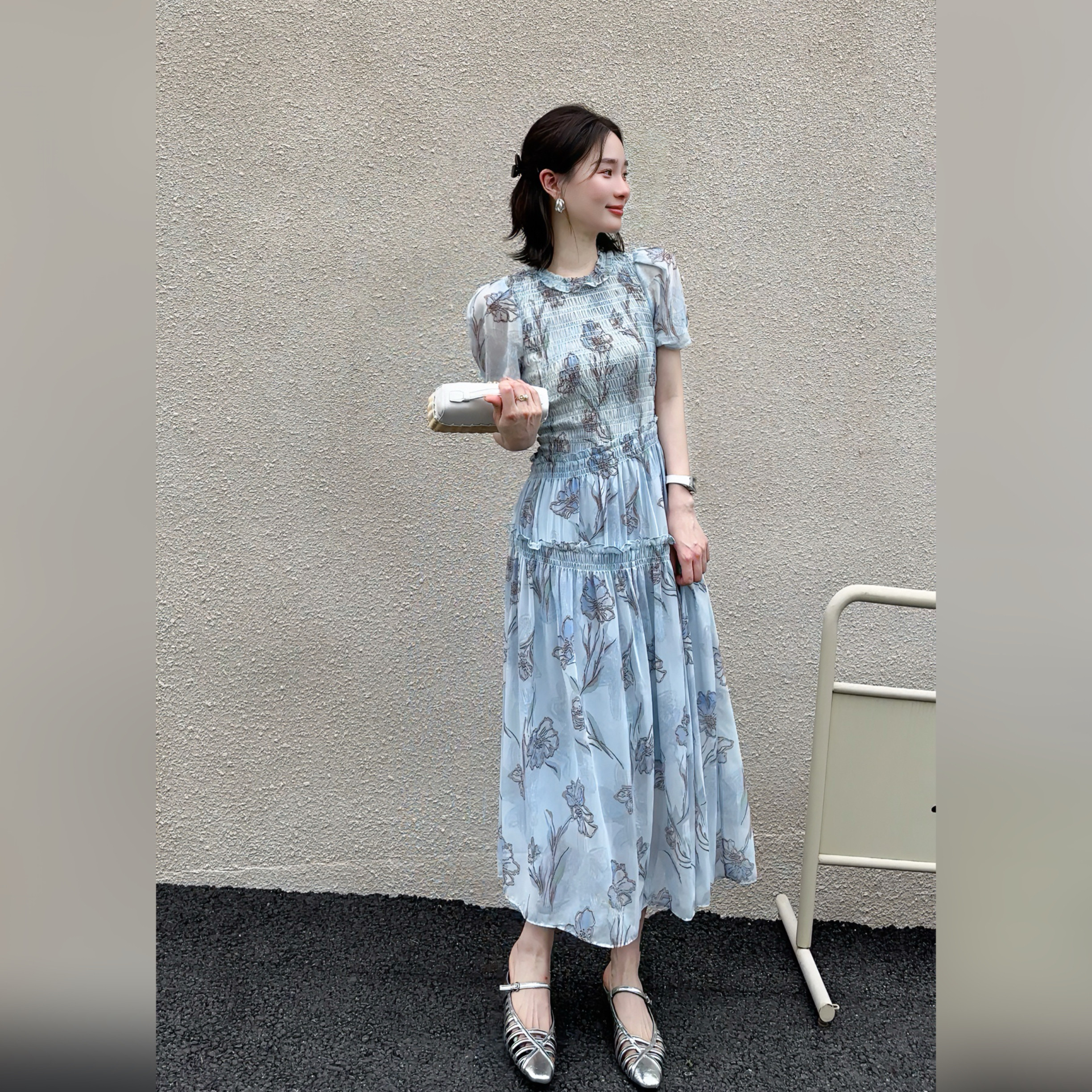 邱莹莹 “蓝汀鸢尾”温柔花卉印花垂坠感褶皱拼接雪纺短袖连衣裙